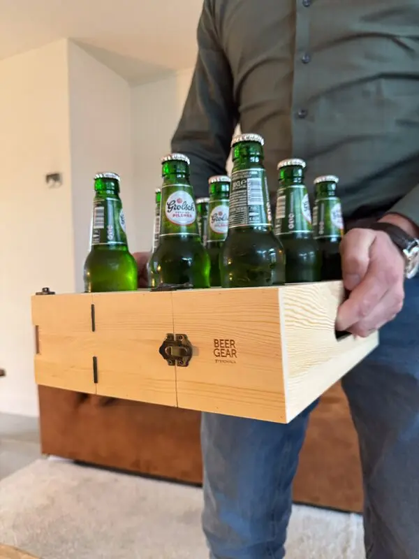 Houten bierhouder met flesjes