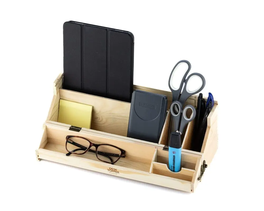Houten bureau-organizer met bril, schaar en pennen