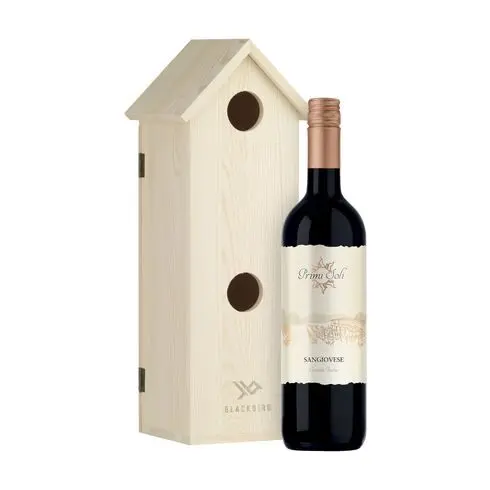 Houten vogelhuisje naast een fles rode wijn